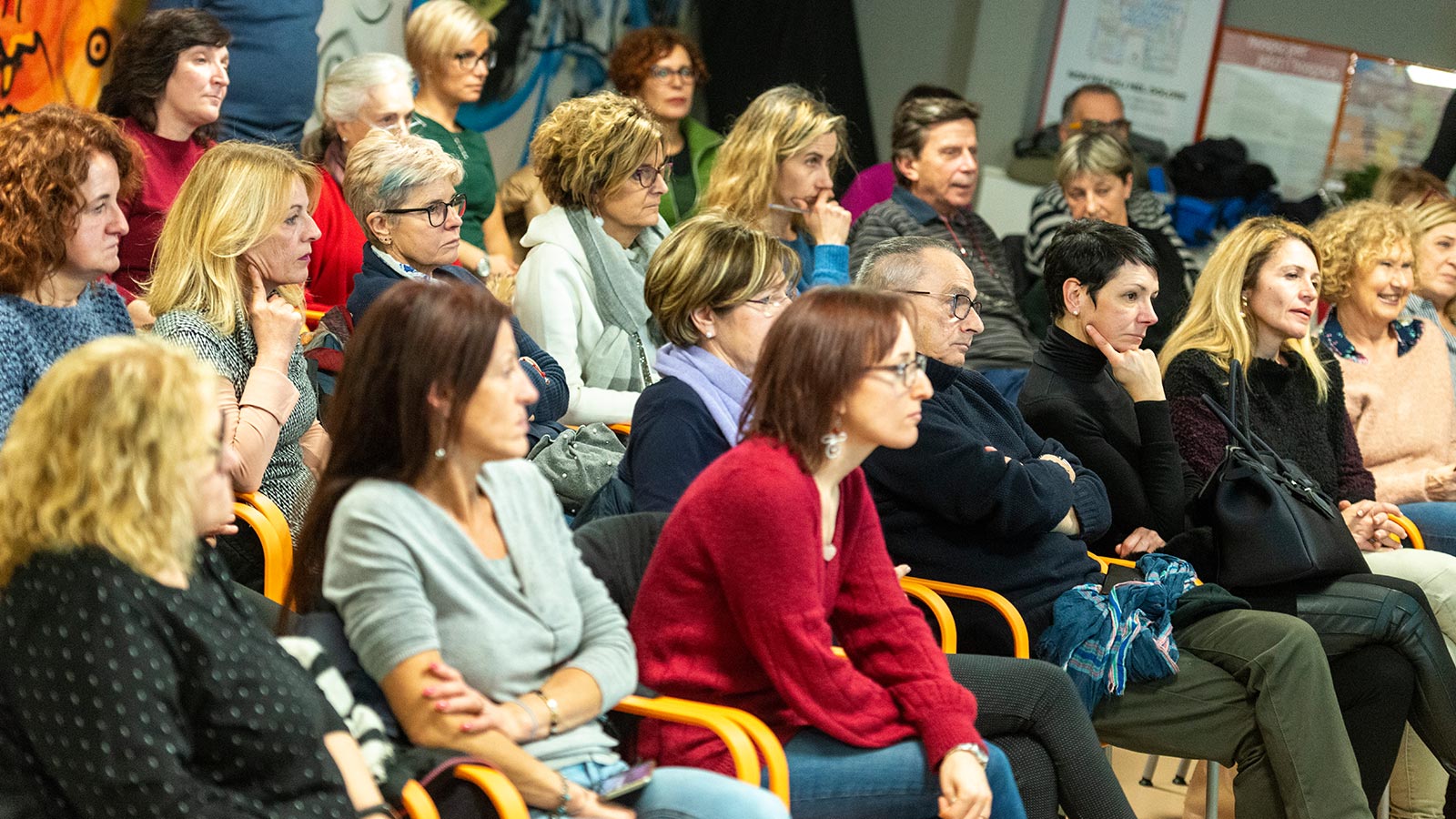 Dettaglio di alcune persone durante un convegno organizzato da Il Papavero-Der Mohn