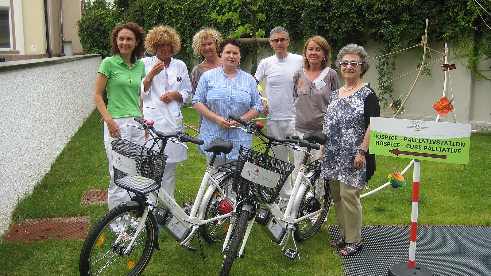 Le volontarie de Il Papavero-Der Mohn davanti all'Hospice a Bolzano